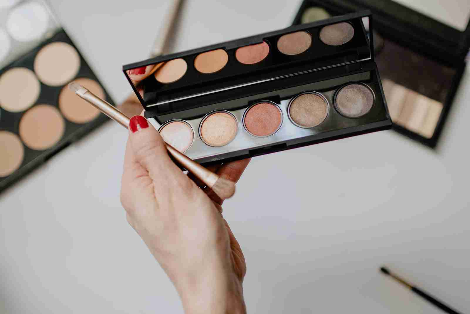 Outfit-Makeup-Online-In-Depth-Interview-Research